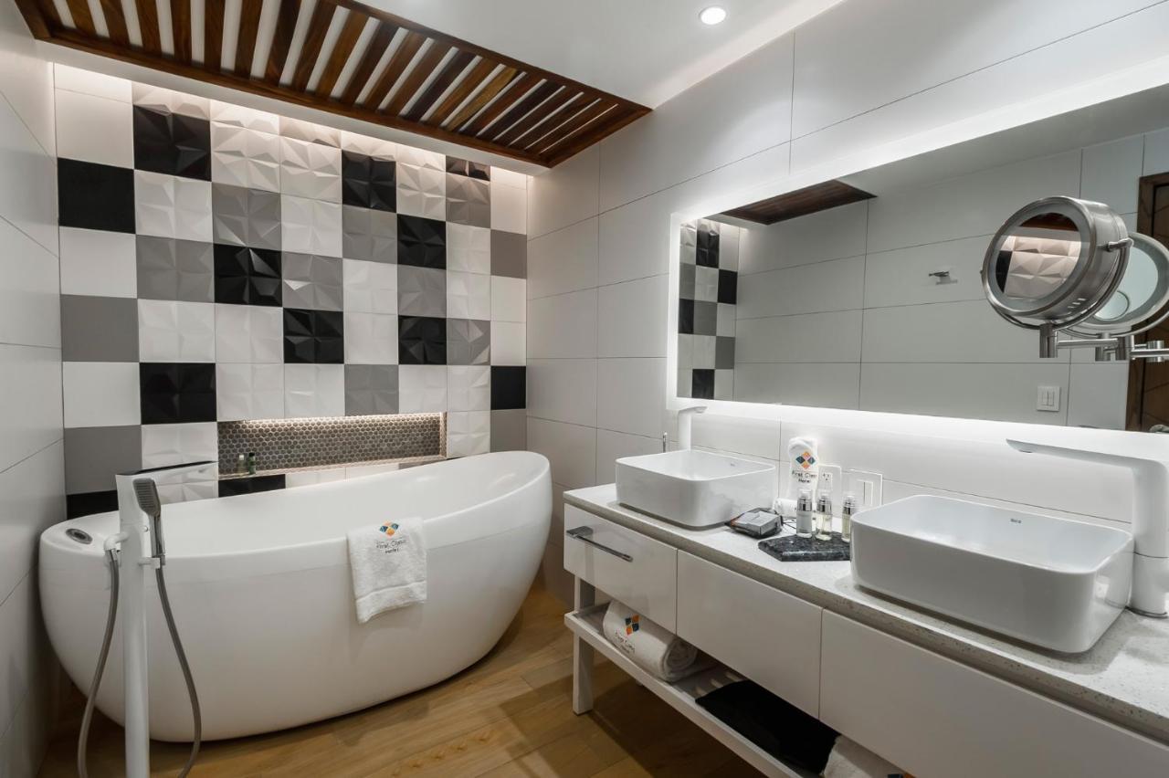 Deluxe Suite with Spa Bath
